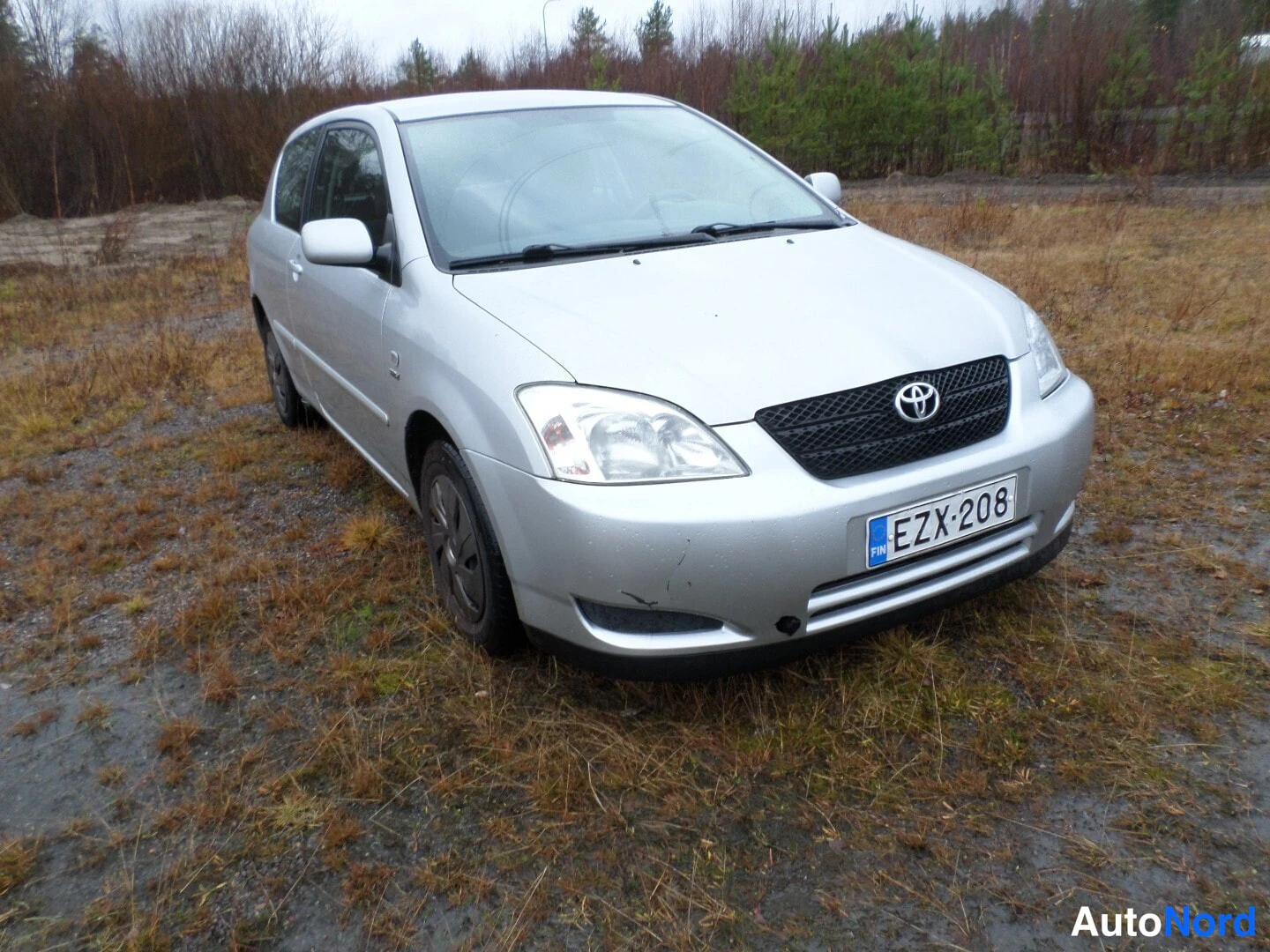 Harmaa Toyota Corolla 2003, etuviisto, keula oikealle, kuva 3