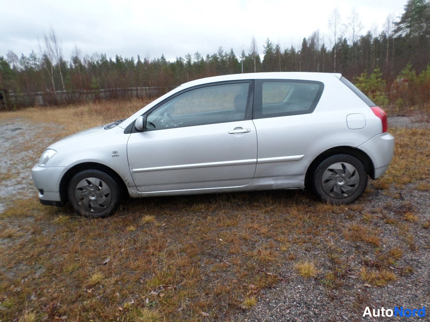 Harmaa Toyota Corolla 2003, etuviisto, keula vasemmalle, kuva 2