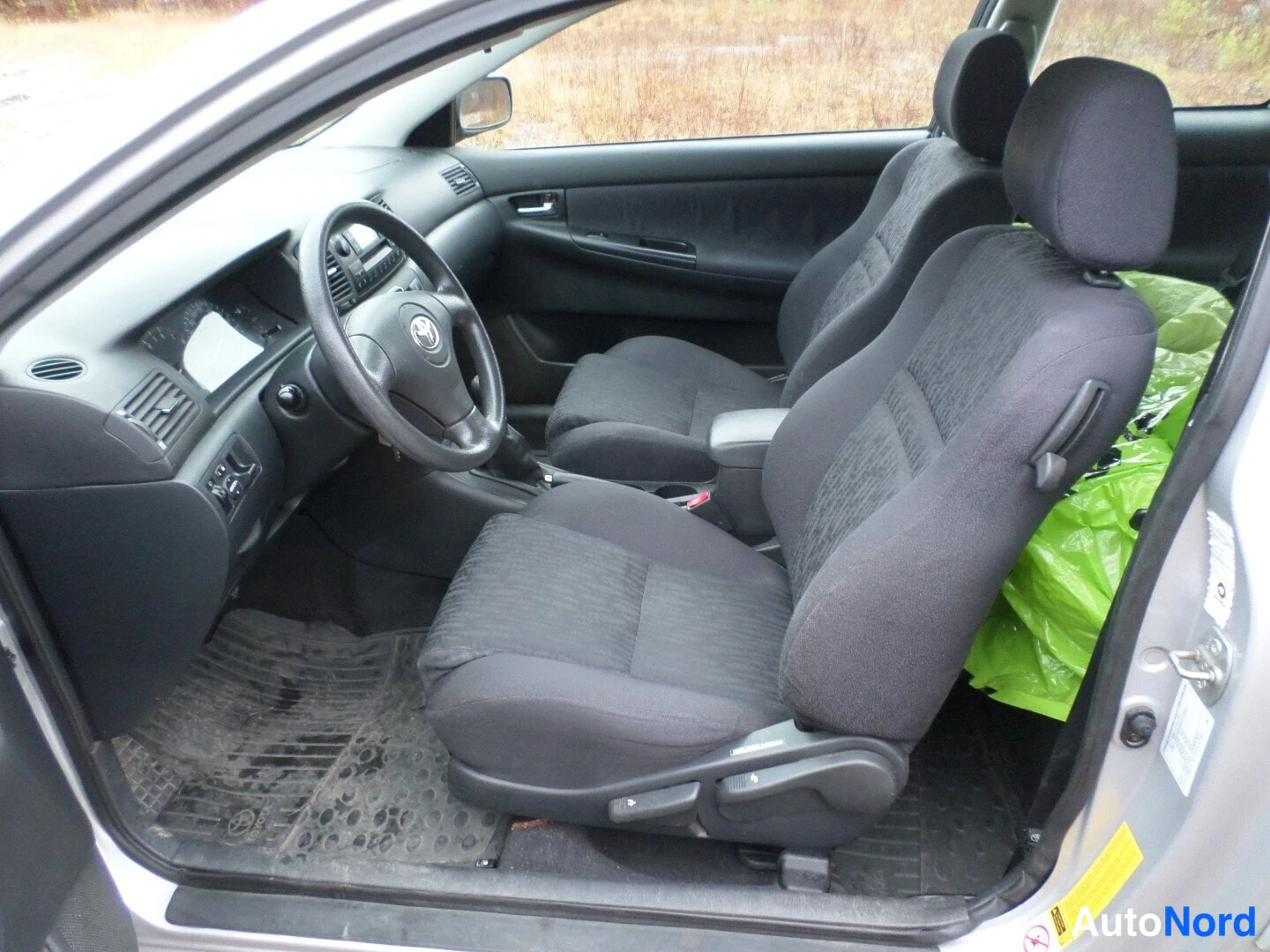 Harmaa Toyota Corolla 2003, etuistuimet, kuva 8